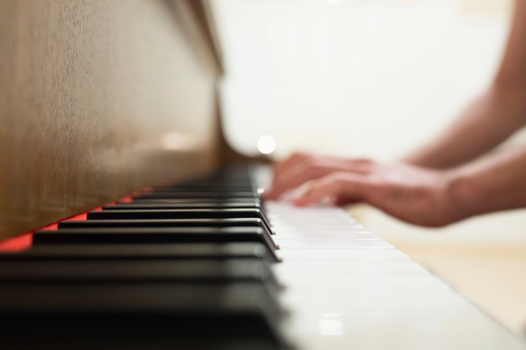 Free playing piano image